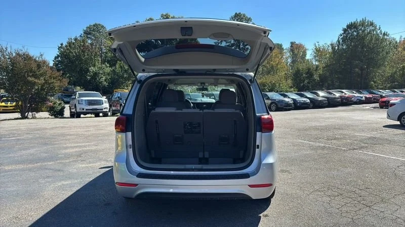 2017 Kia Carnival - Image 16 of 20