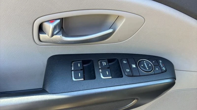 2017 Kia Carnival - Image 11 of 20