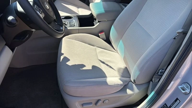 2017 Kia Carnival - Image 12 of 20