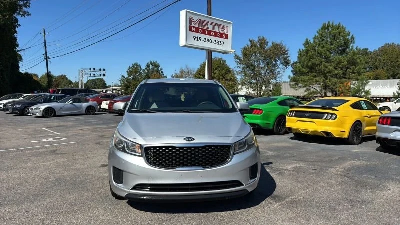 2017 Kia Carnival - Image 8 of 20