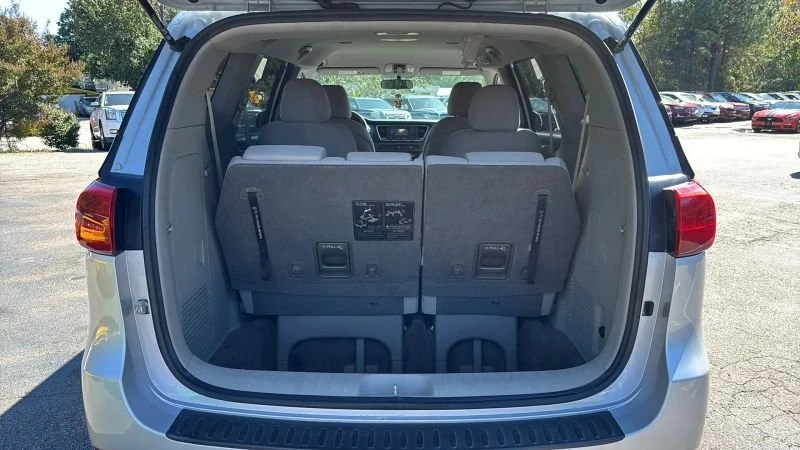 2017 Kia Carnival - Image 17 of 20