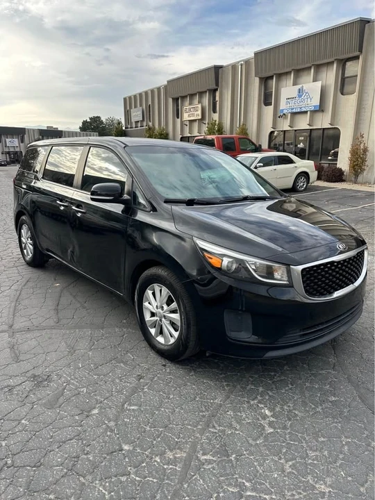 2017 Kia Carnival - Image 2 of 11