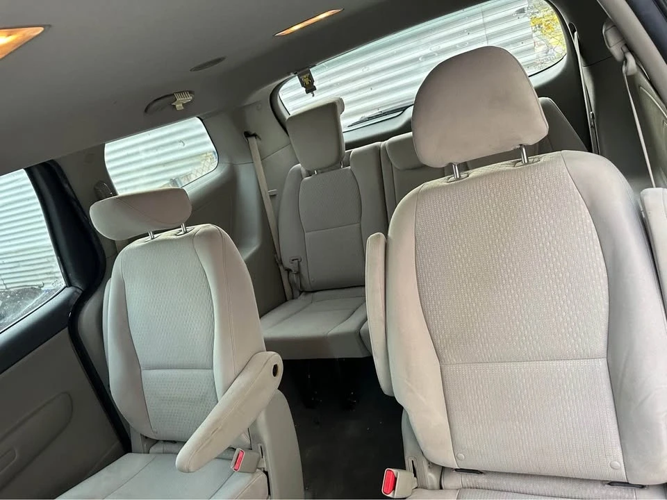 2017 Kia Carnival - Image 9 of 11