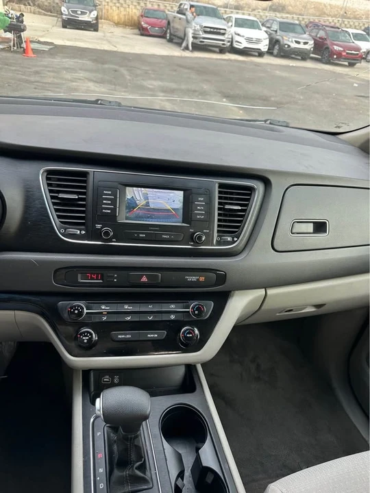 2017 Kia Carnival - Image 6 of 11