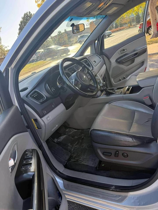 2017 Kia Carnival - Image 6 of 8