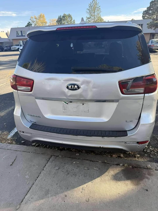 2017 Kia Carnival - Image 3 of 8