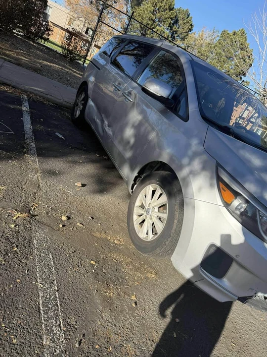 2017 Kia Carnival - Image 2 of 8