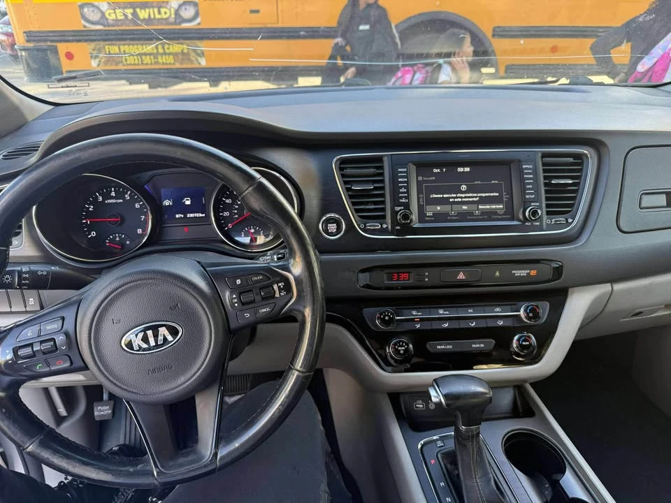 2017 Kia Carnival - Image 8 of 8