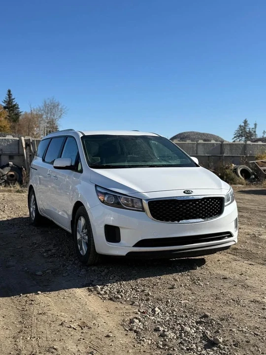 2017 Kia Carnival - Image 4 of 9