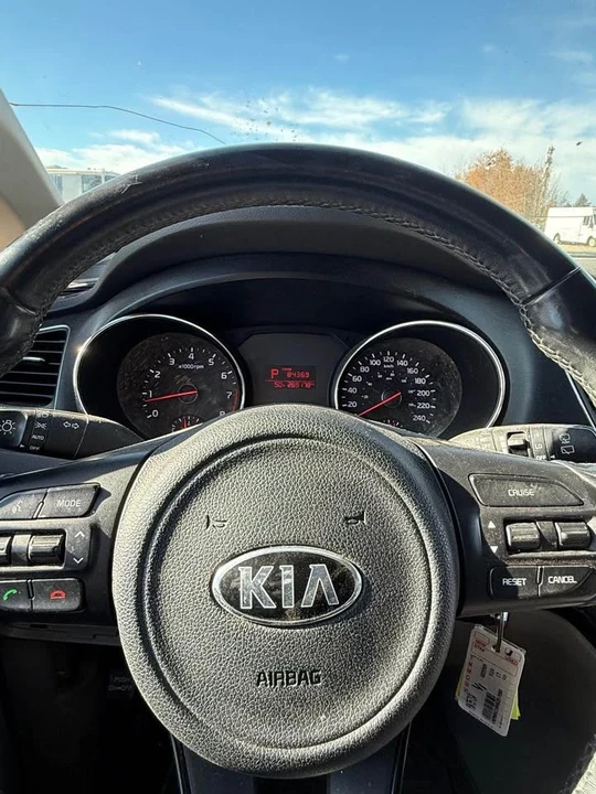 2017 Kia Carnival - Image 9 of 9