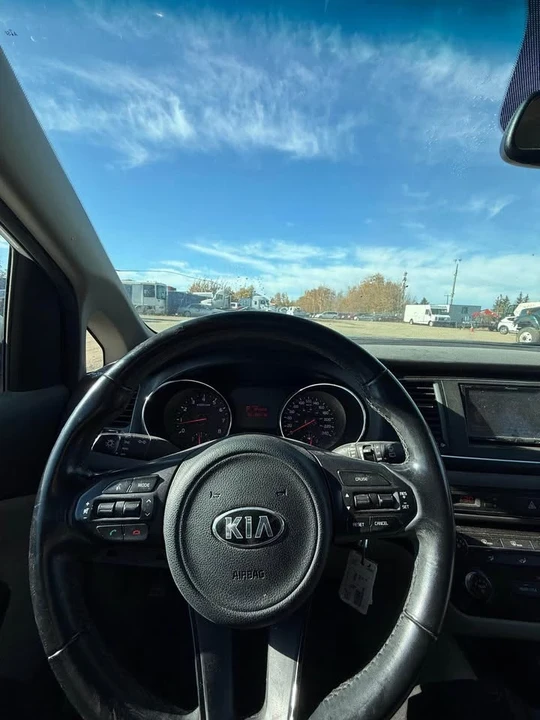 2017 Kia Carnival - Image 2 of 9