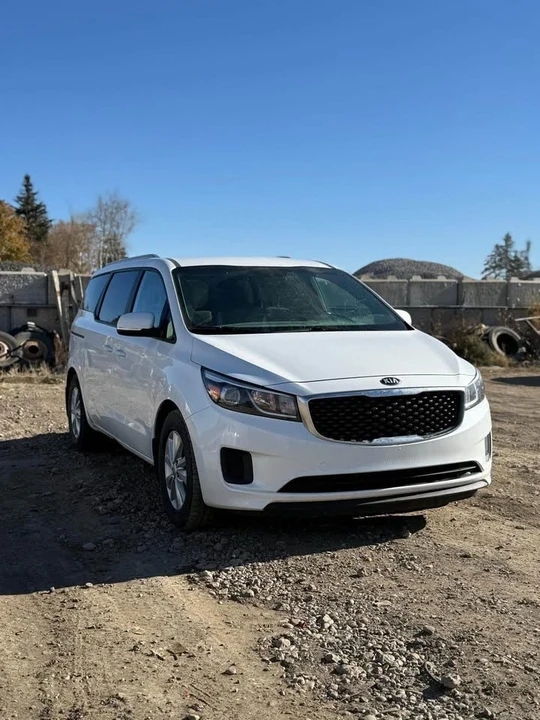 2017 Kia Carnival - Image 6 of 9