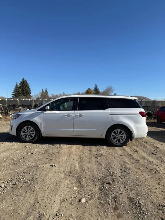 2017 Kia Carnival - Image 7 of 9
