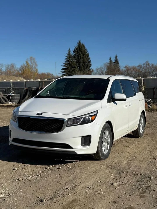 2017 Kia Carnival - Image 5 of 9