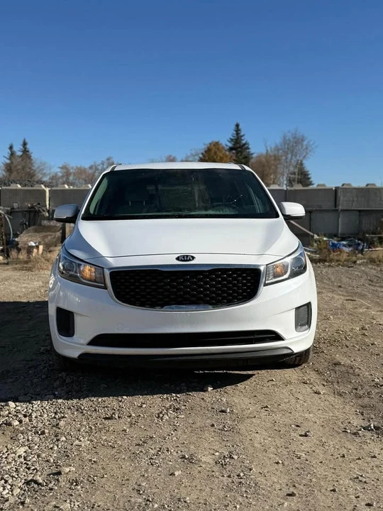 2017 Kia Carnival - Image 3 of 9