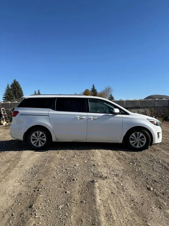 2017 Kia Carnival - Image 8 of 9