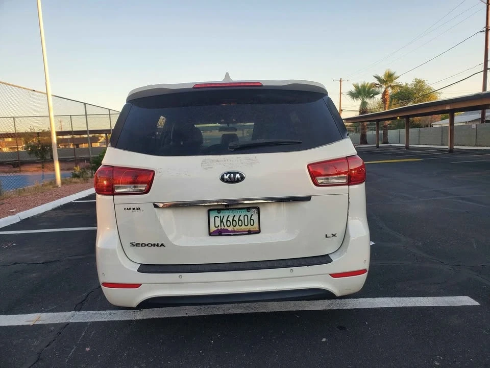 2017 Kia Carnival - Image 10 of 14