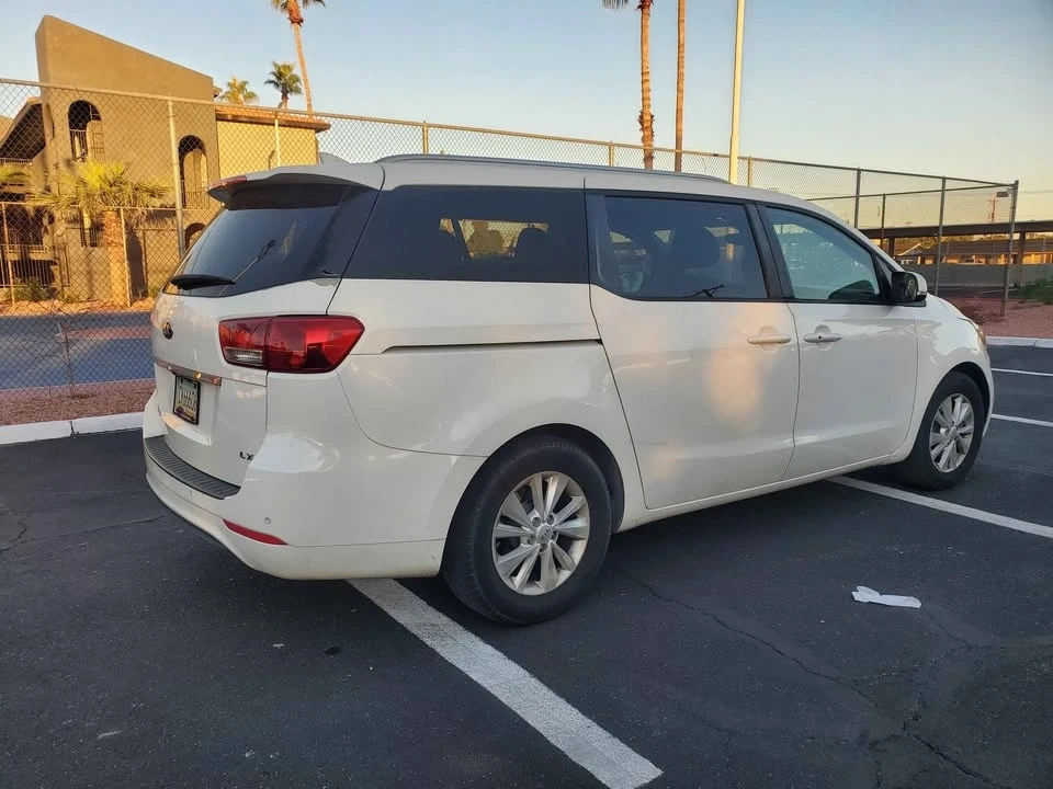 2017 Kia Carnival - Image 4 of 14