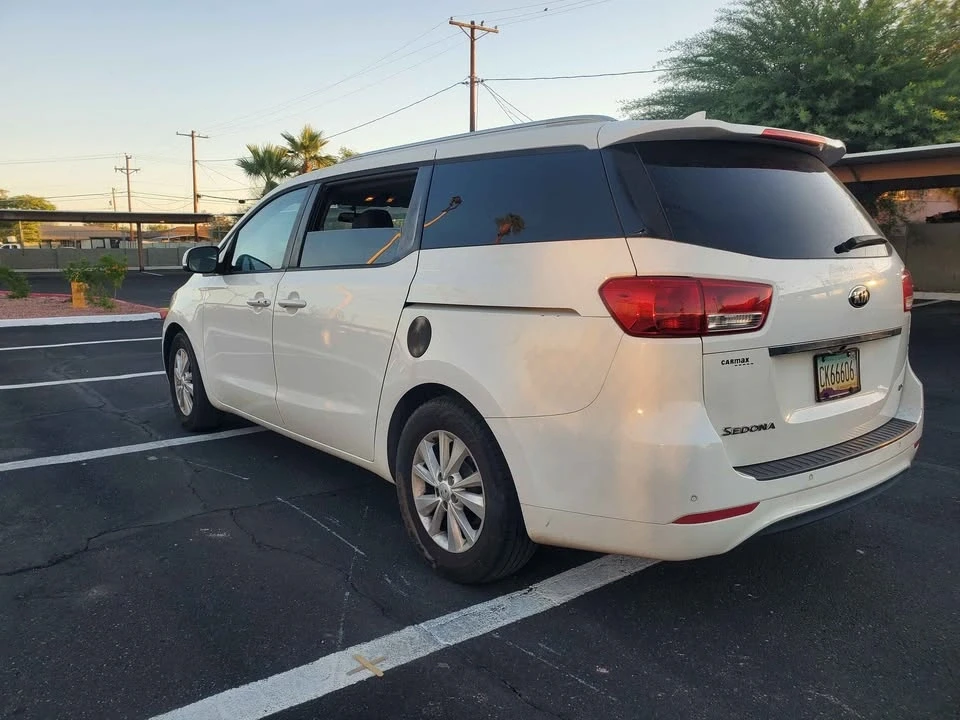2017 Kia Carnival - Image 14 of 14