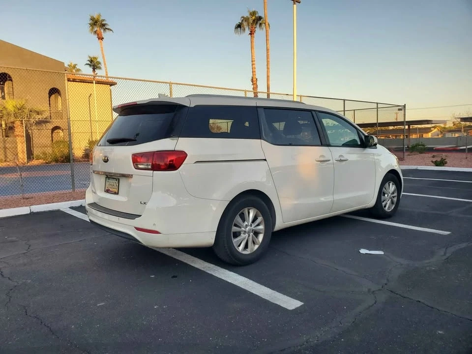 2017 Kia Carnival - Image 2 of 14
