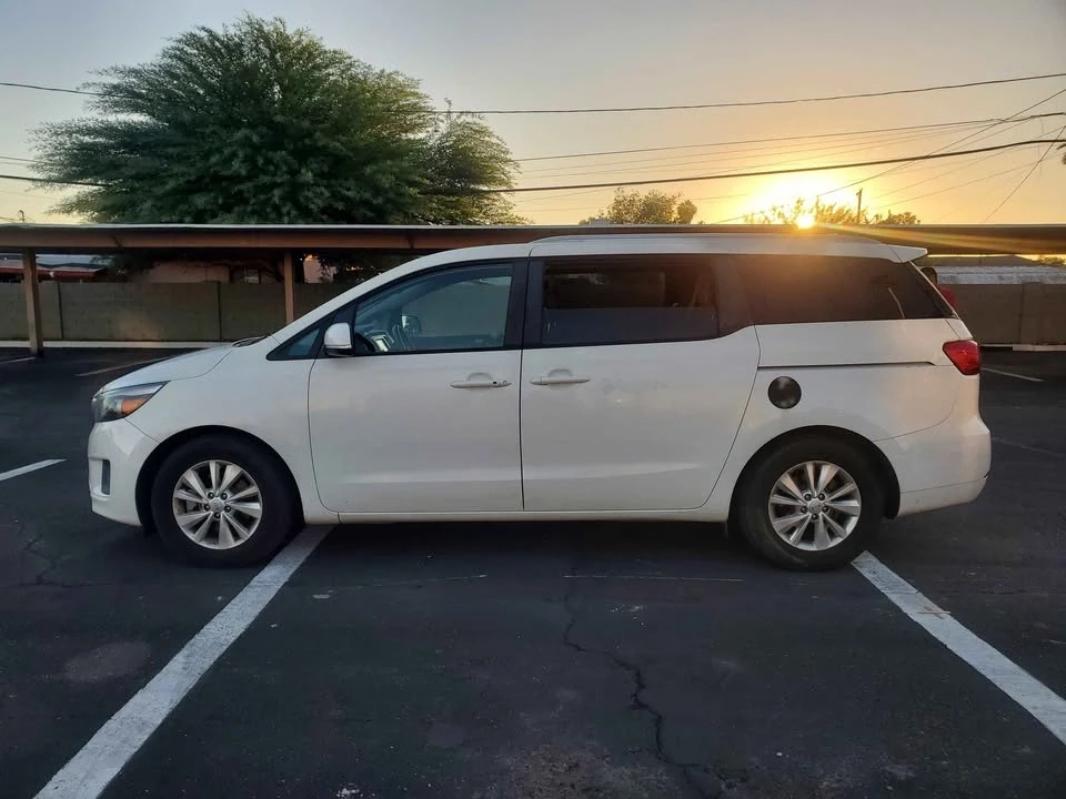 2017 Kia Carnival - Image 11 of 14