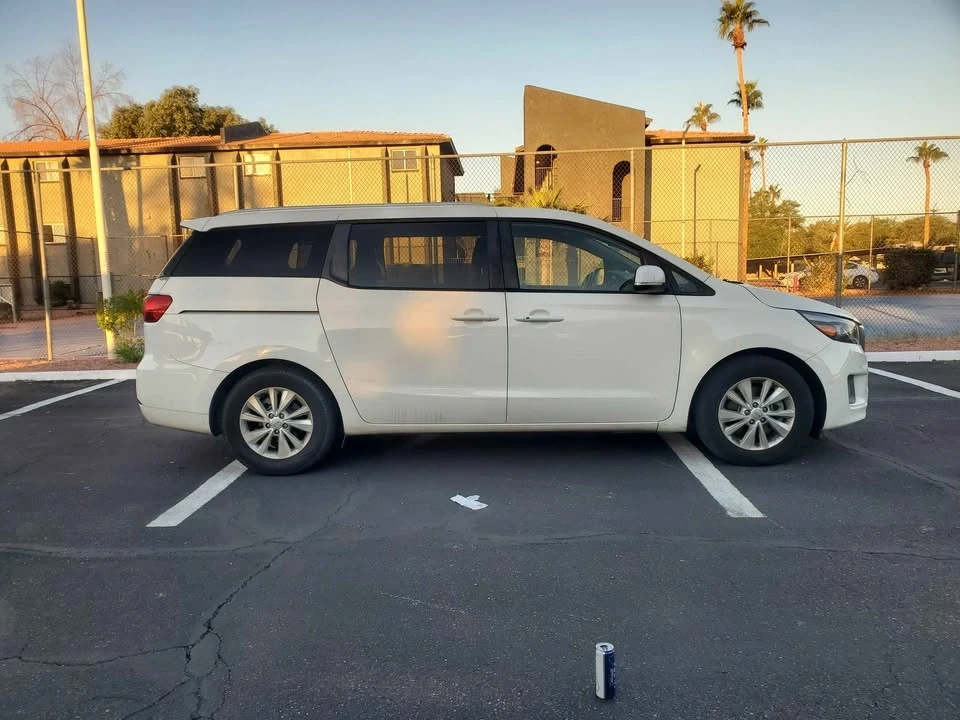2017 Kia Carnival - Image 13 of 14