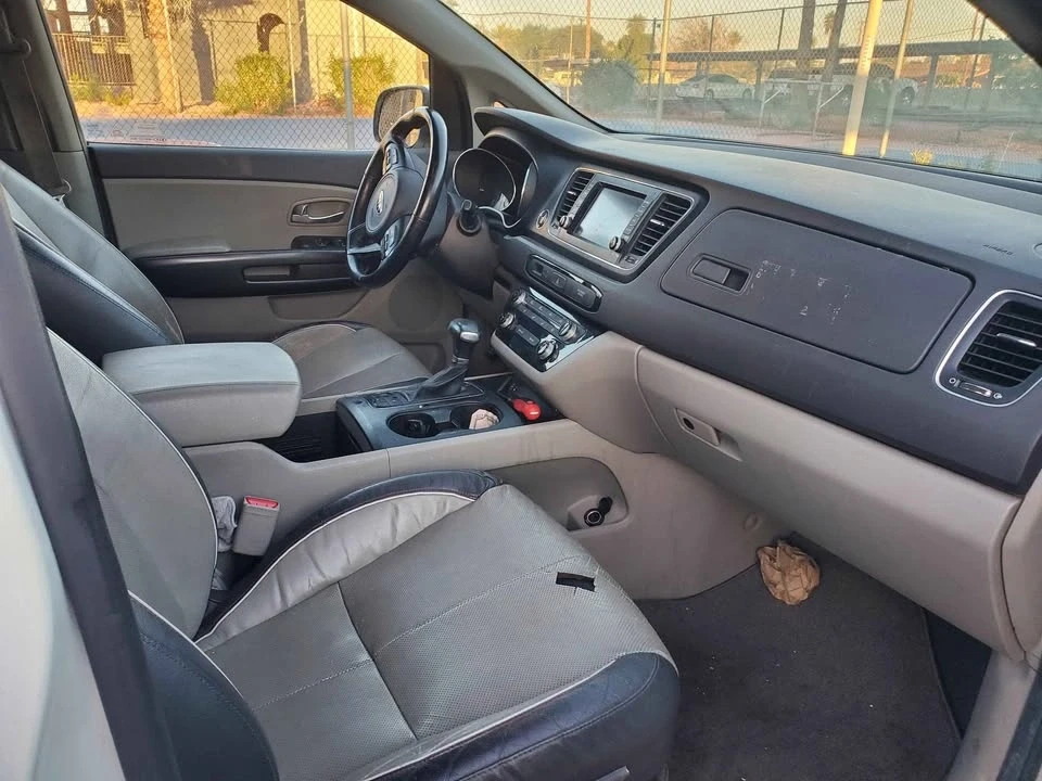 2017 Kia Carnival - Image 5 of 14