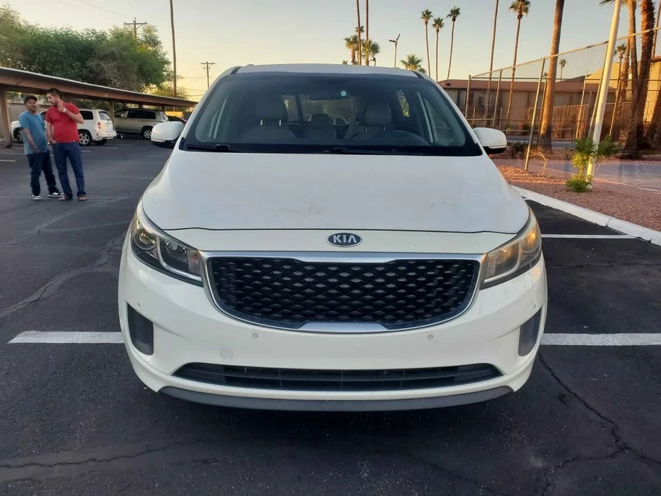 2017 Kia Carnival - Image 9 of 14