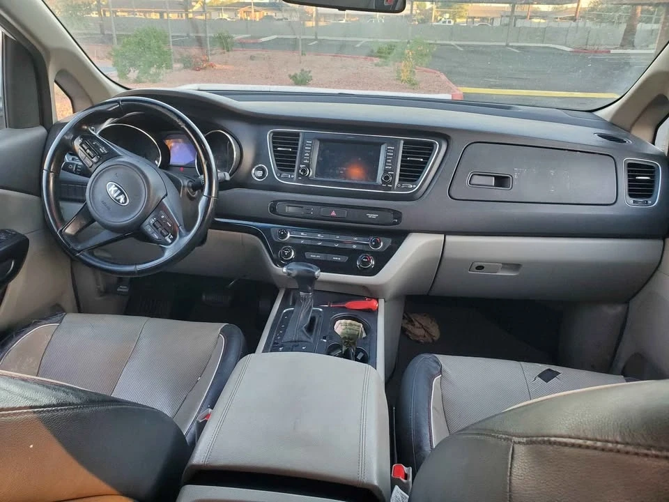 2017 Kia Carnival - Image 6 of 14