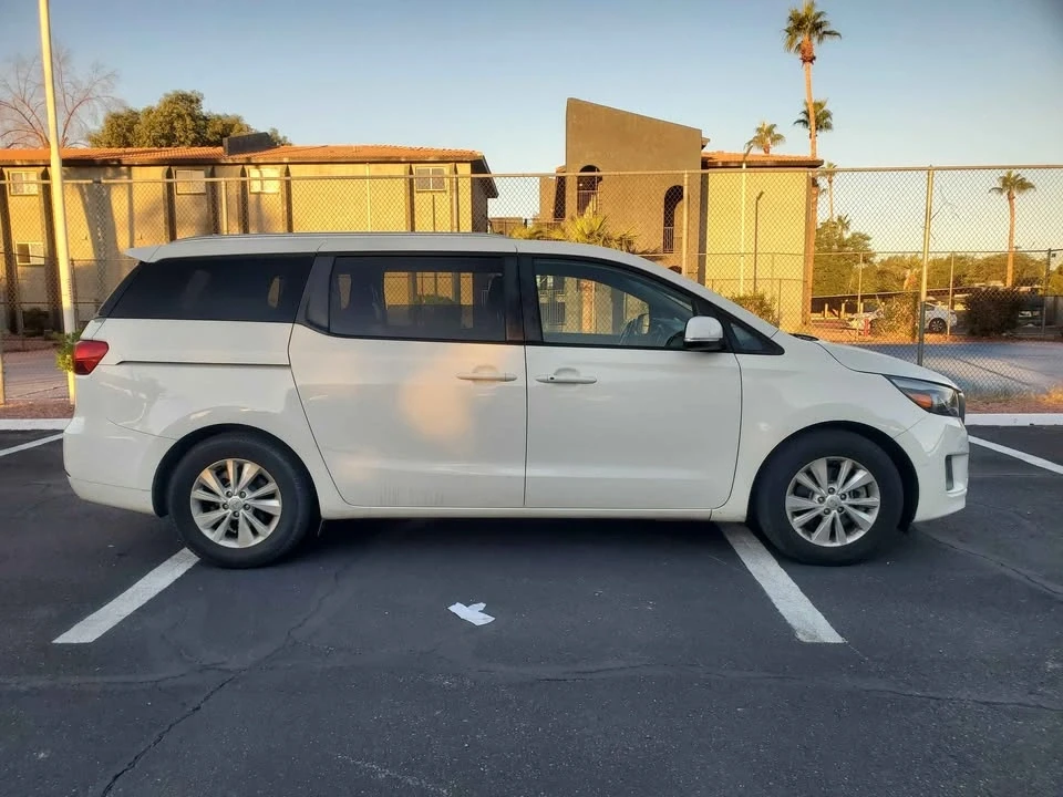 2017 Kia Carnival - Image 12 of 14