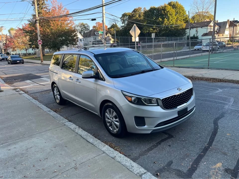 2017 Kia Carnival - Image 11 of 13