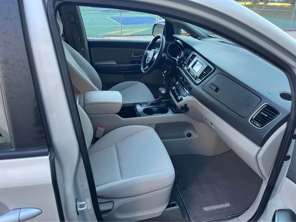 2017 Kia Carnival - Image 6 of 13