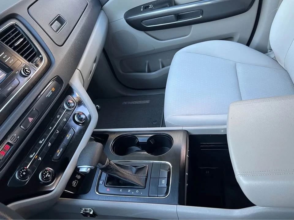 2017 Kia Carnival - Image 5 of 13