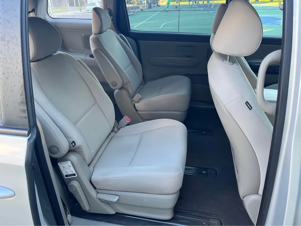 2017 Kia Carnival - Image 7 of 13