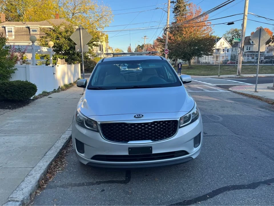 2017 Kia Carnival - Image 10 of 13