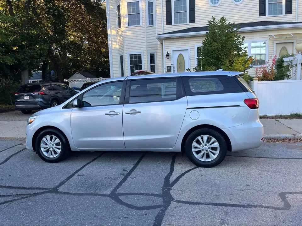 2017 Kia Carnival - Image 9 of 13