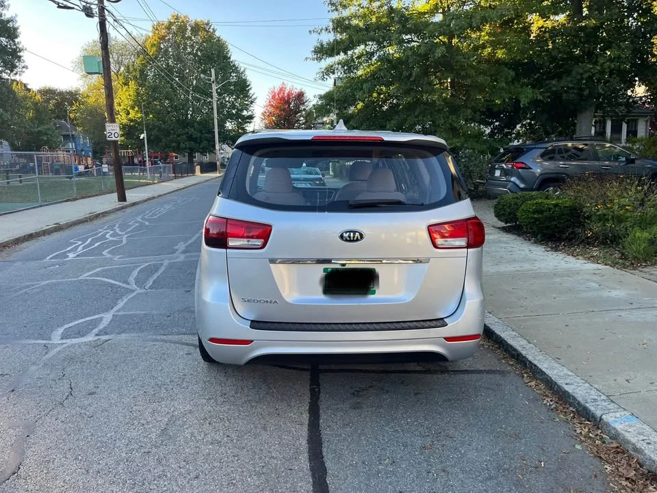 2017 Kia Carnival - Image 12 of 13