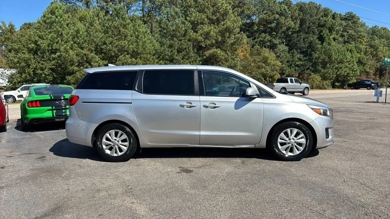 2017 Kia Carnival - Image 2 of 19