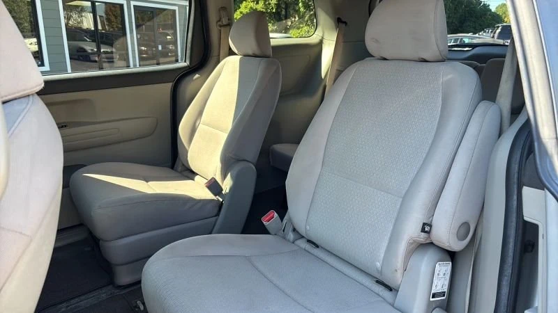 2017 Kia Carnival - Image 13 of 19