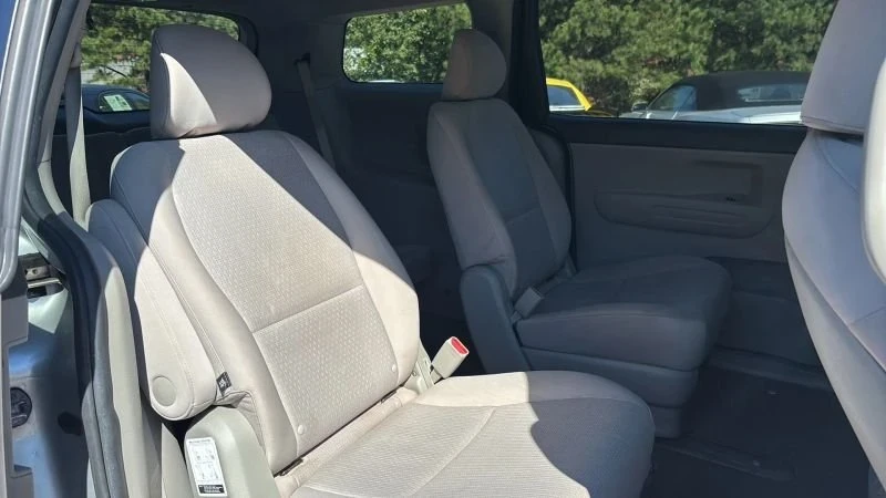 2017 Kia Carnival - Image 18 of 19