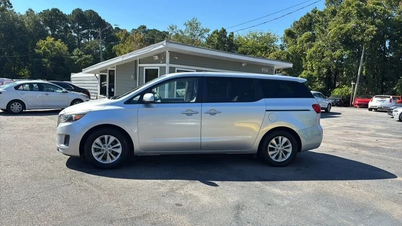 2017 Kia Carnival - Image 6 of 19