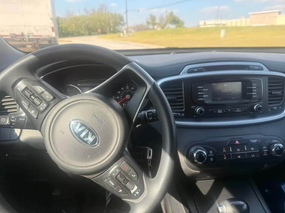 2017 Kia Sorento - Image 7 of 10