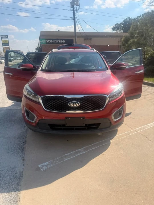 2017 Kia Sorento - Image 4 of 10