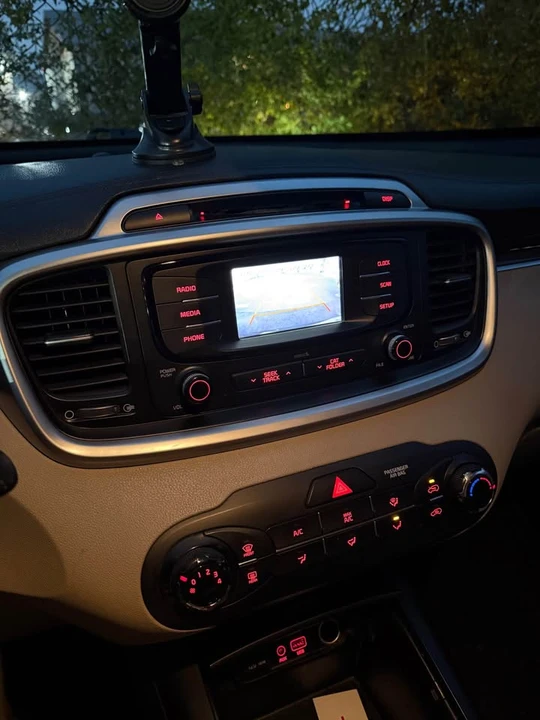 2017 Kia Sorento - Image 8 of 9