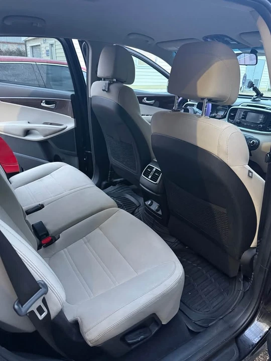 2017 Kia Sorento - Image 2 of 9