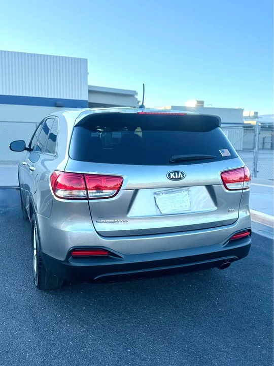 2017 Kia Sorento - Image 6 of 19