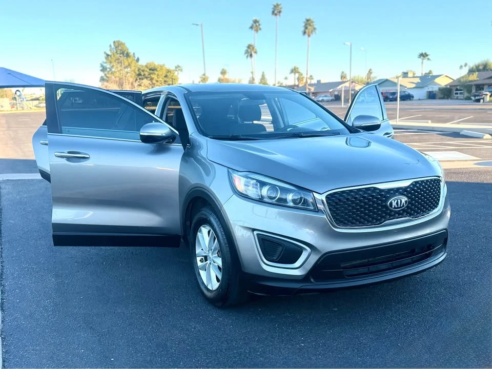 2017 Kia Sorento - Image 8 of 19