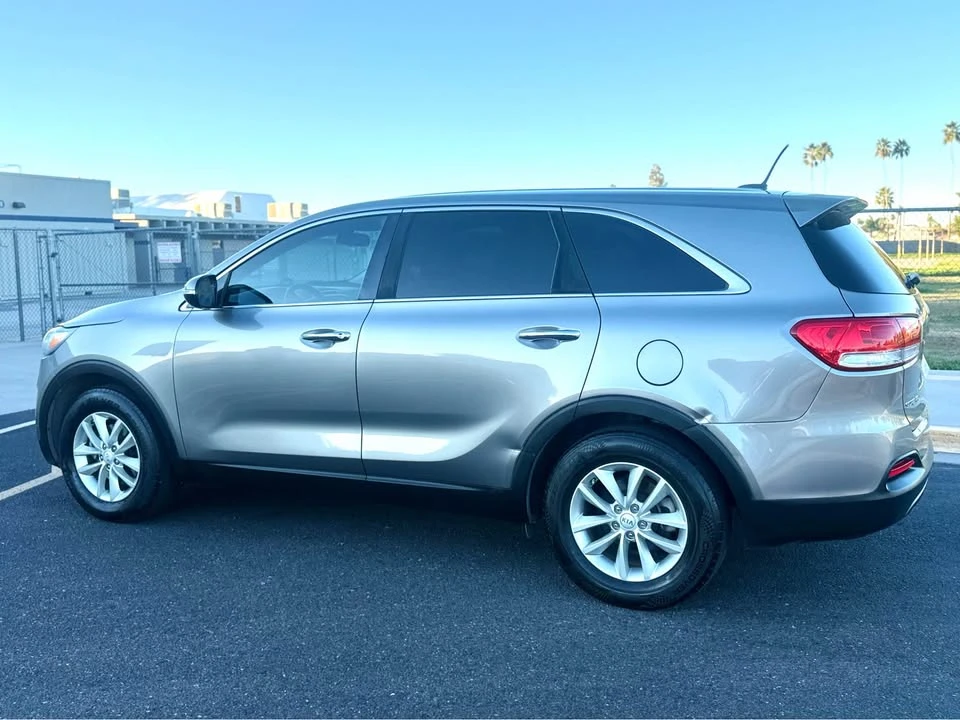 2017 Kia Sorento - Image 2 of 19