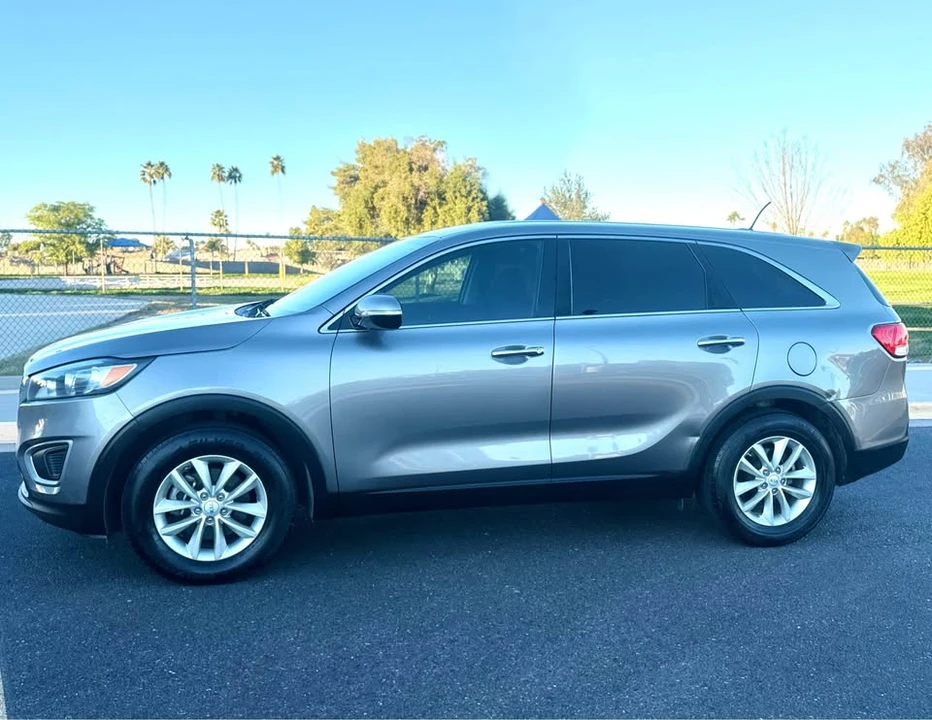 2017 Kia Sorento - Image 7 of 19
