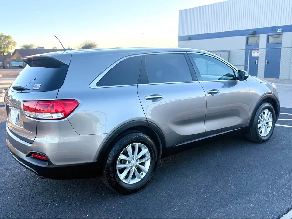 2017 Kia Sorento - Image 4 of 19